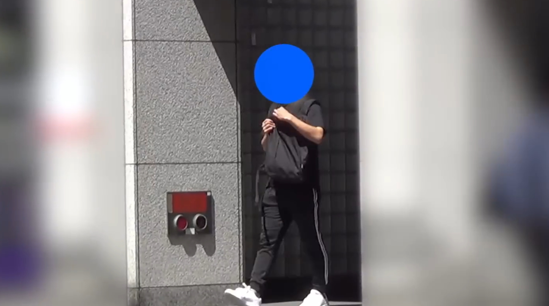 ビルより出る対象者