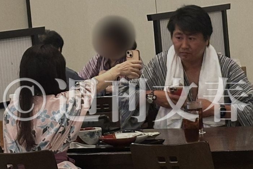 鈴木議員と女性の食事風景