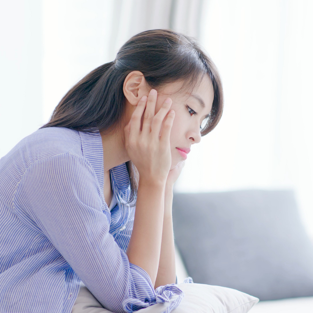 悩む女性のイメージ