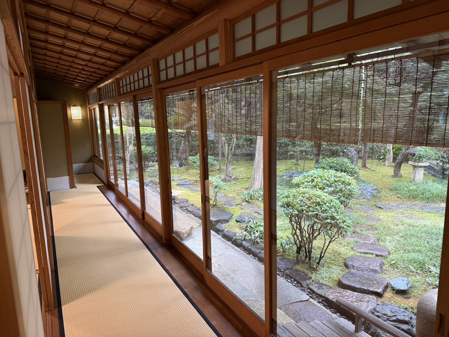 縁側の影