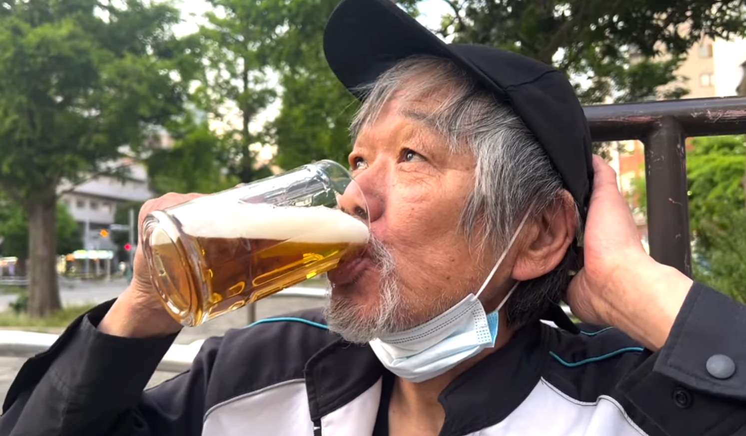 ビールを飲むナムさん
