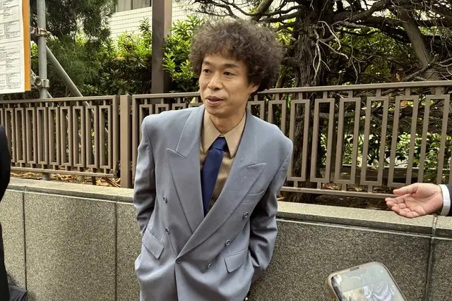 囲み取材を受ける渡邊センス氏