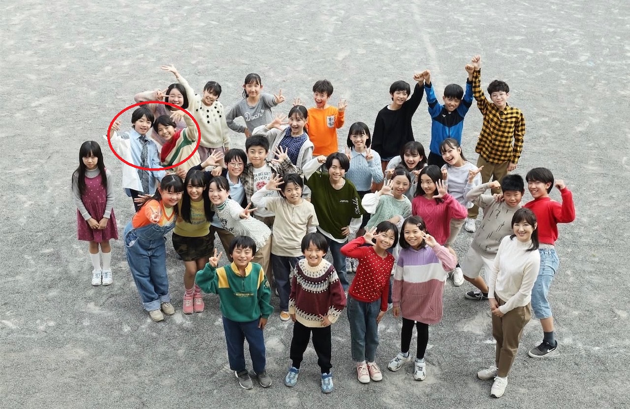 卒業アルバム集合写真：ターボー隣のトヨ（○印）