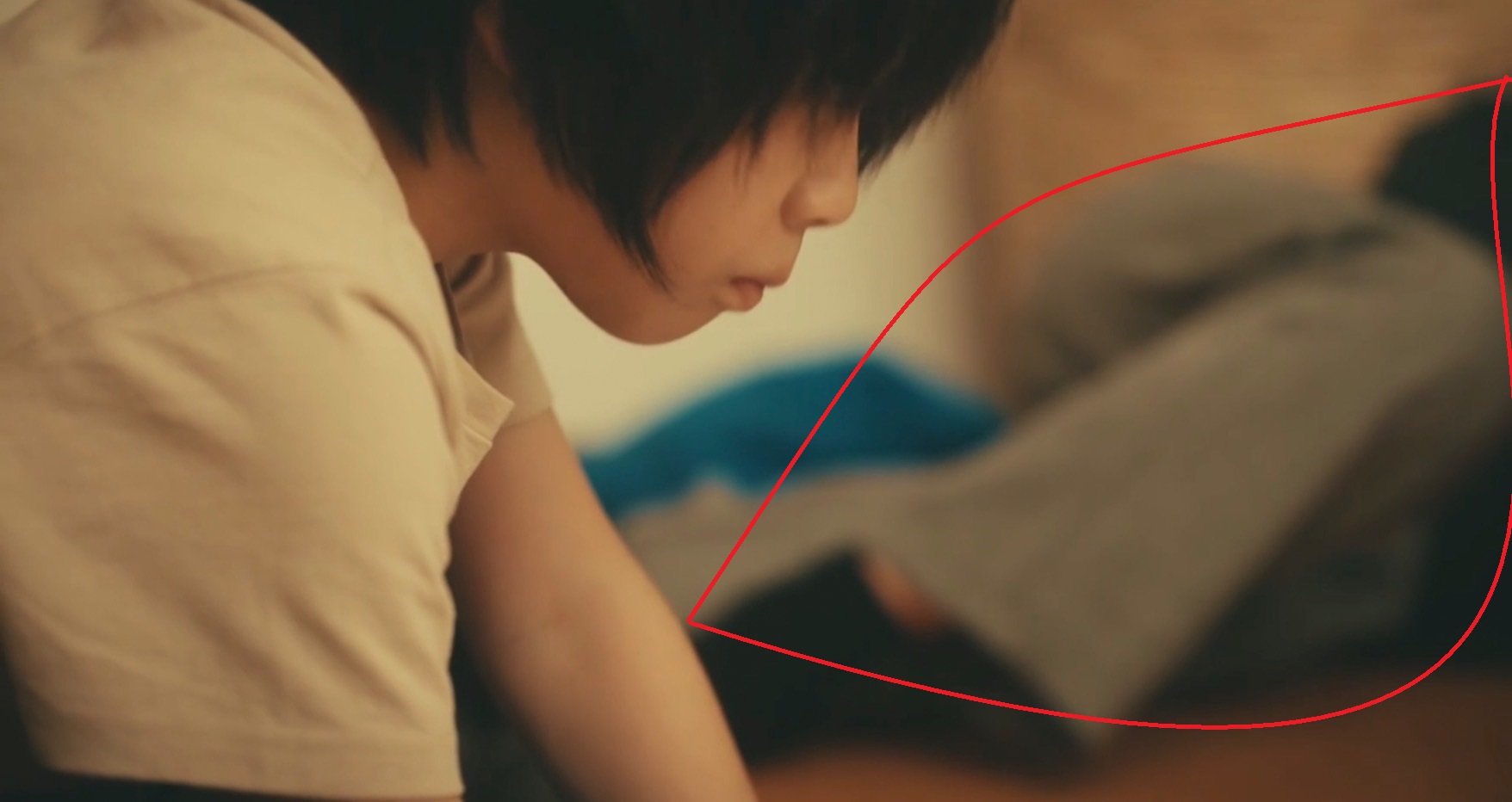 赤丸に7人目の下半身(黒の上着・グレーのパンツ・黒靴下)