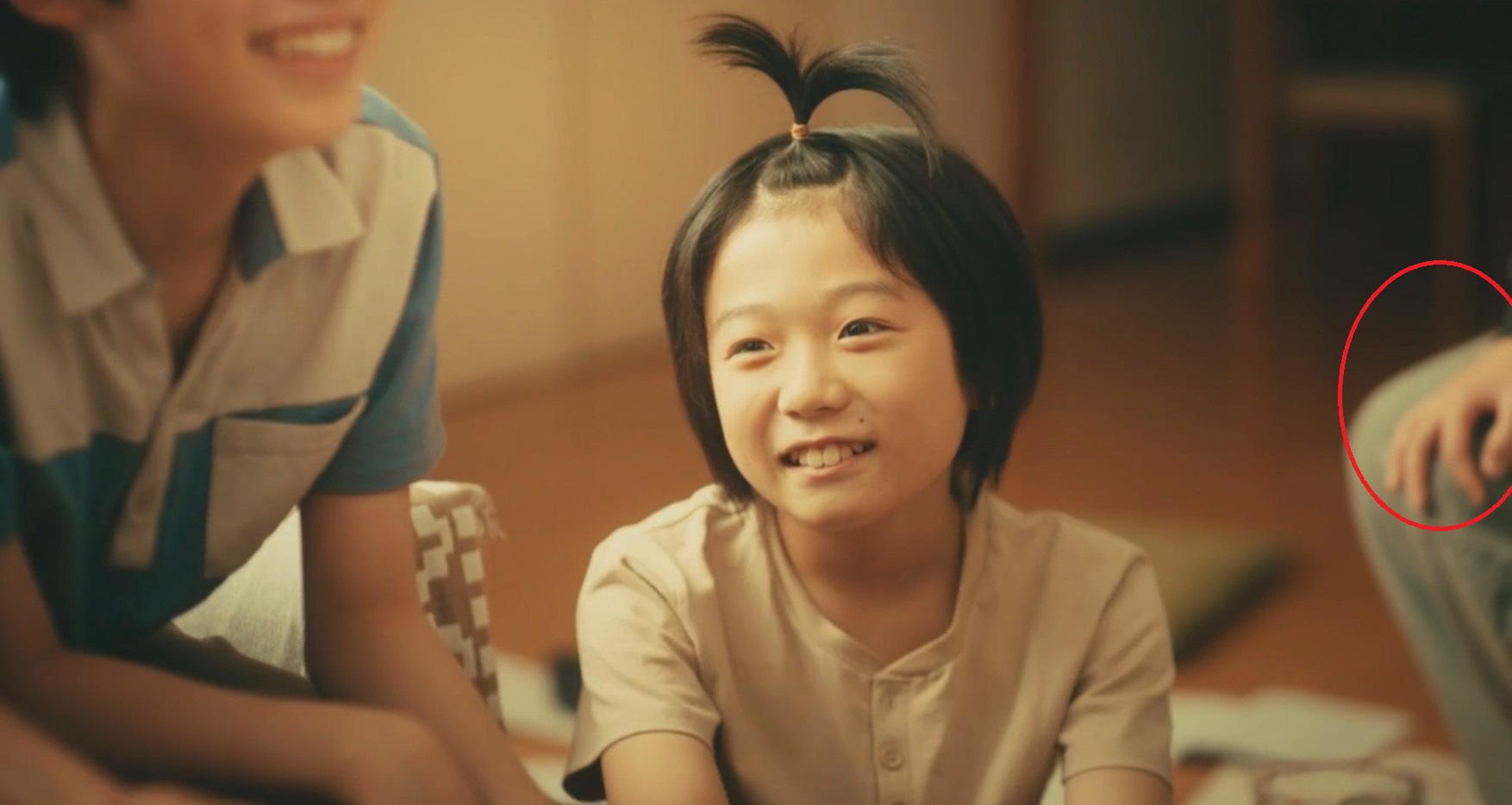 回想シーン:赤丸に7人目の手