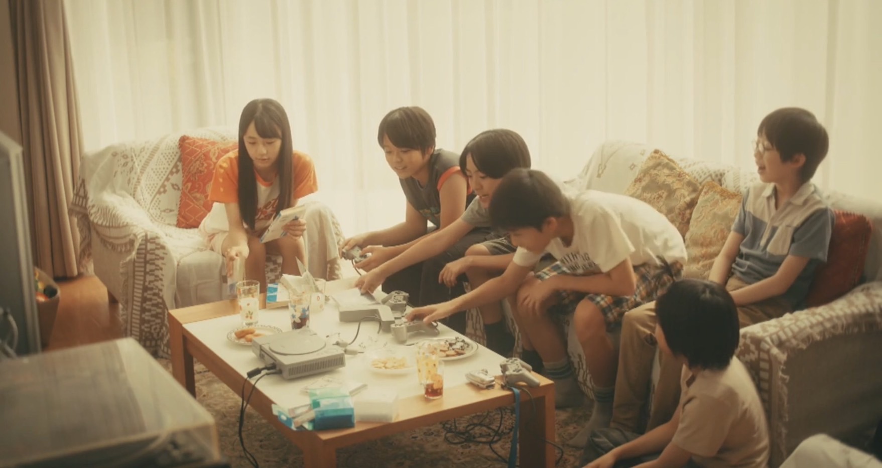 6人全体画像。該当の服装の人物は不在