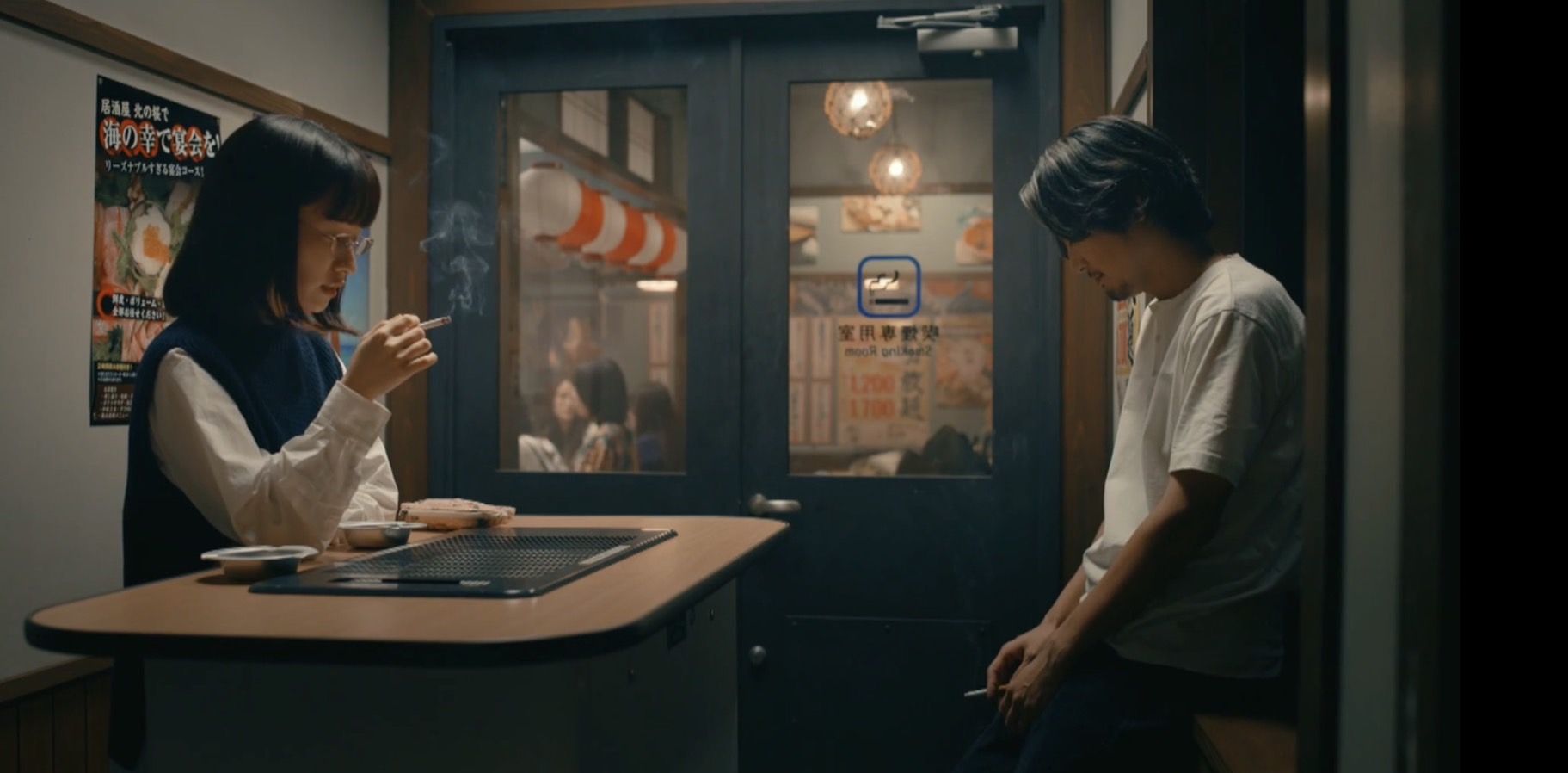 喫煙室での委員長とキング