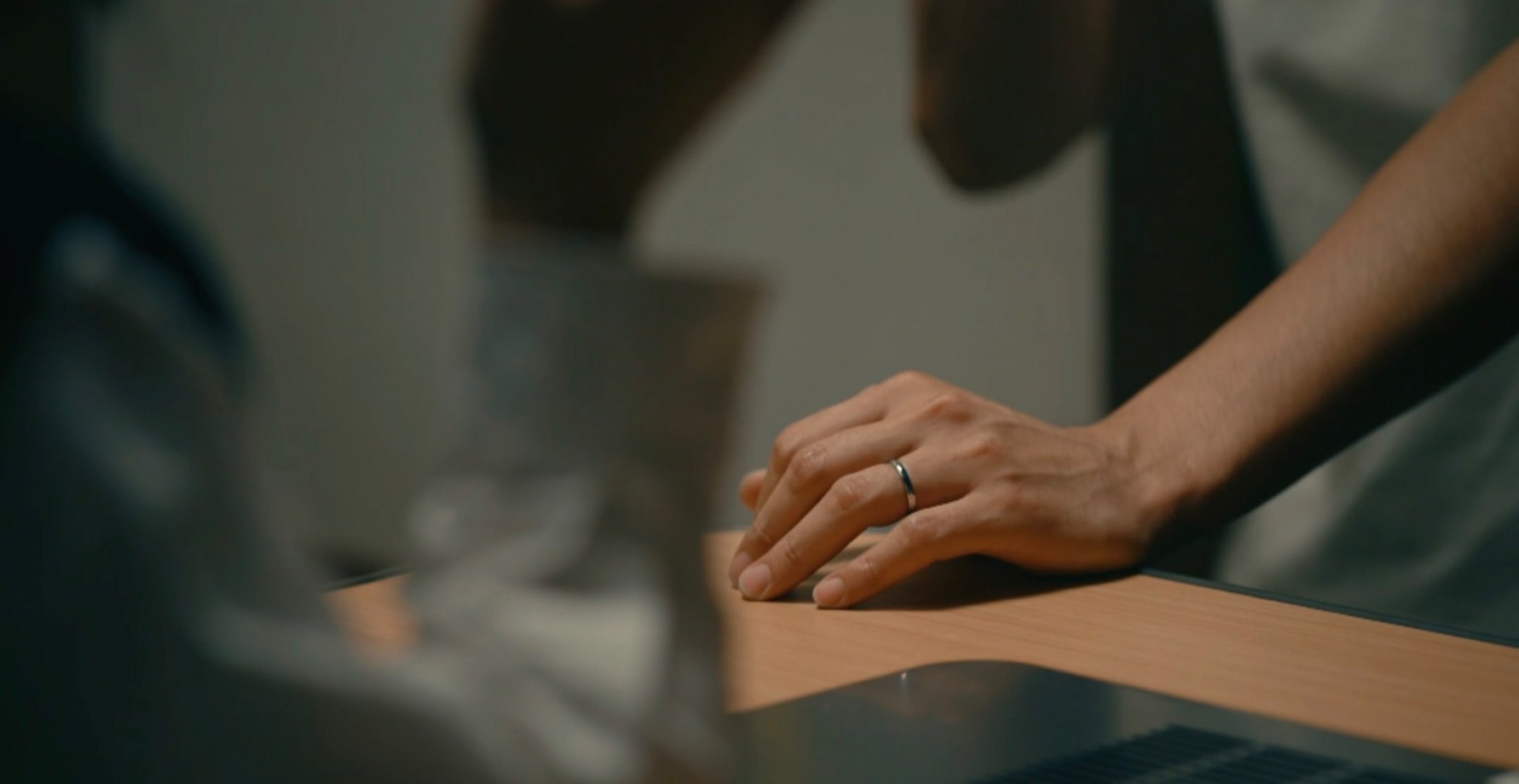 キングの結婚指輪のクローズアップ