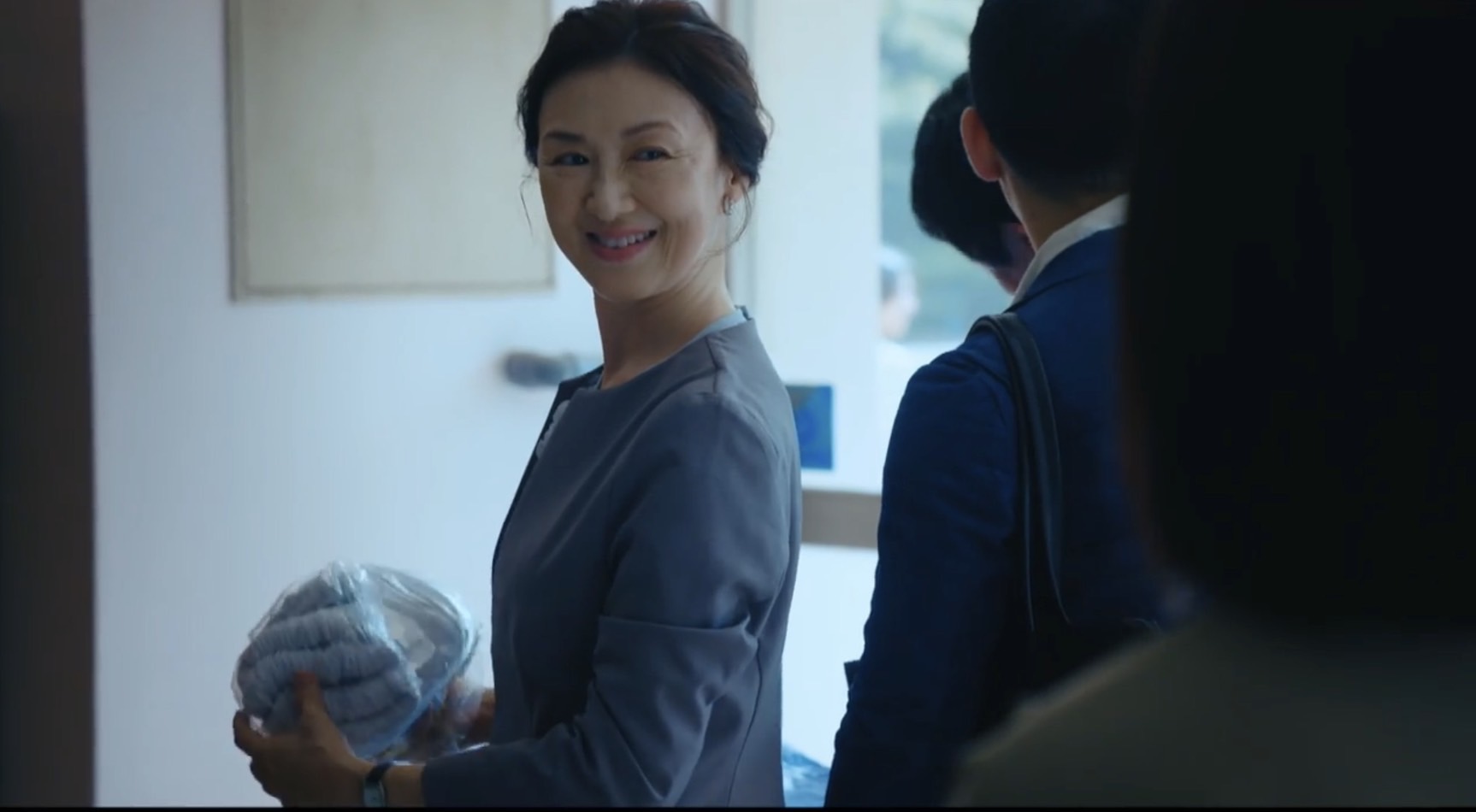 委員長に視線を送る先生