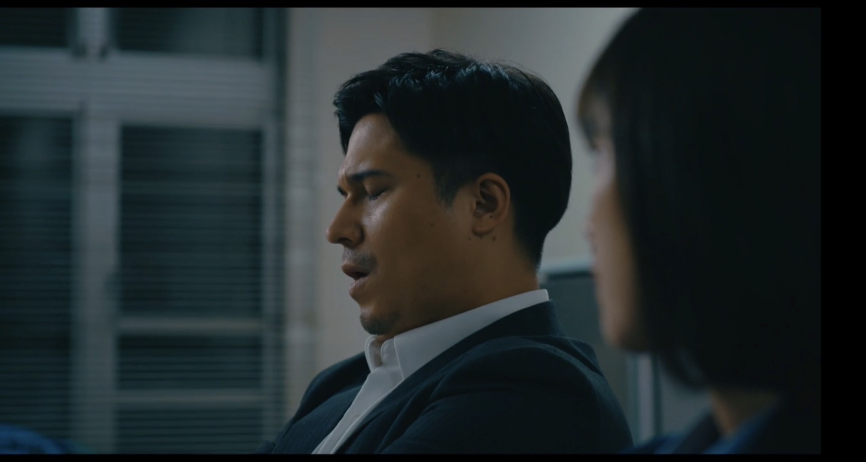 スナック『イマクニ』の常連・宇都見(実は刑事)