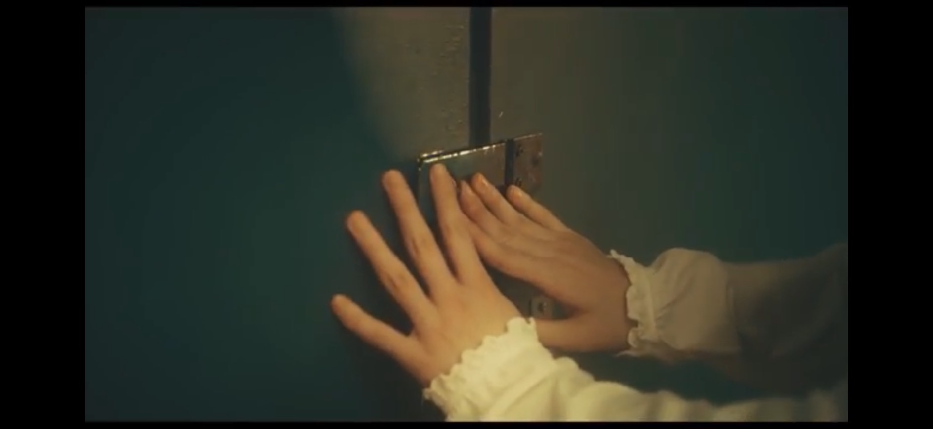 園子を倉庫に閉じ込める委員長