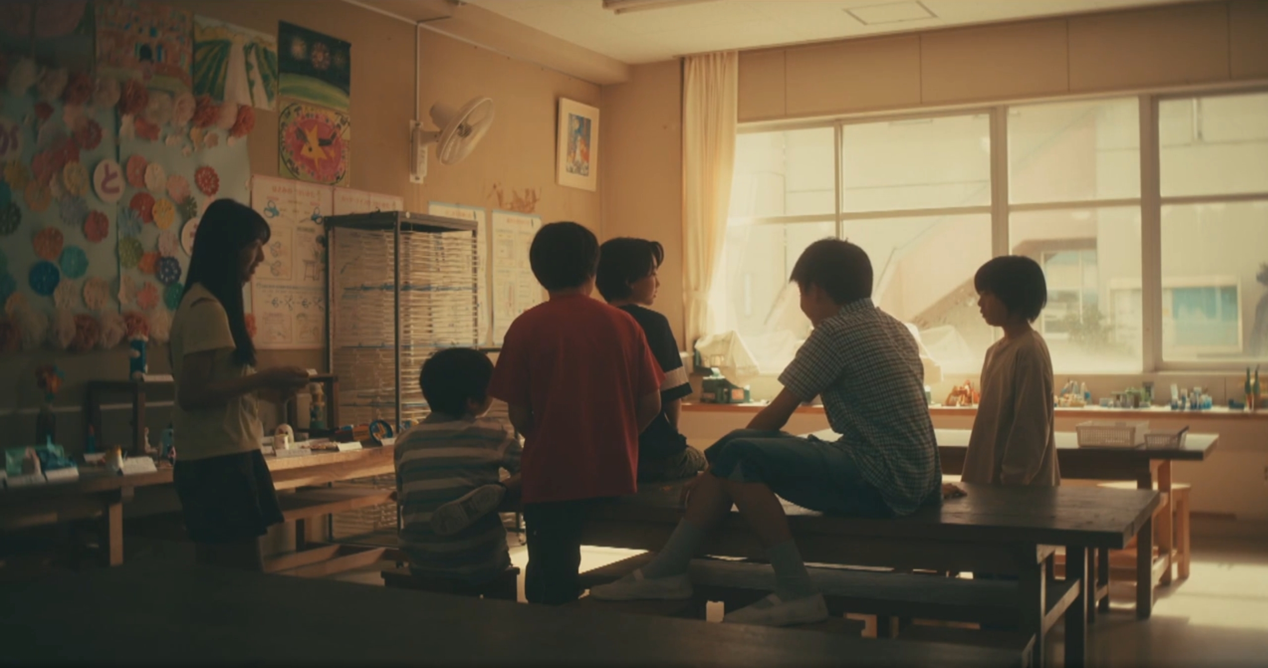 キング達の服装から季節が夏前後だと分かる