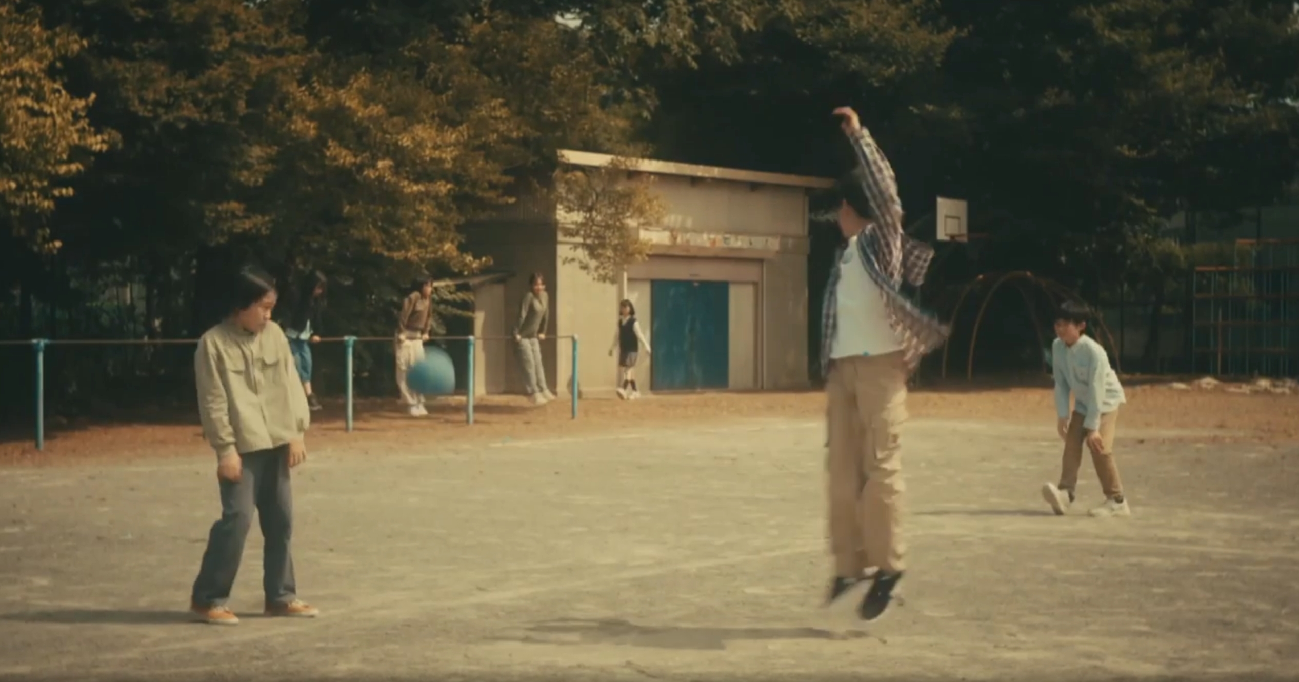 倉庫から離れる委員長らしき女の子