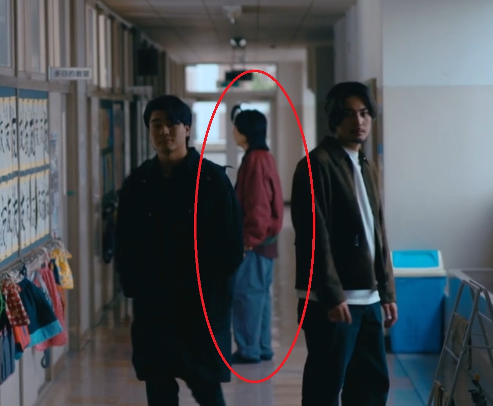 キングの娘の教室を注視するちょんまげ