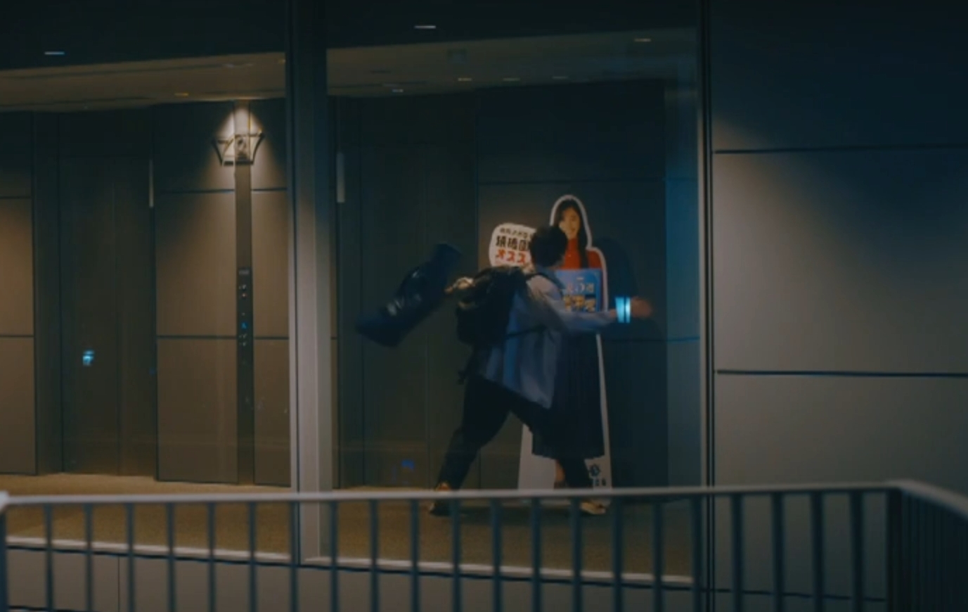 園子の等身大パネルに八つ当たりする松井①