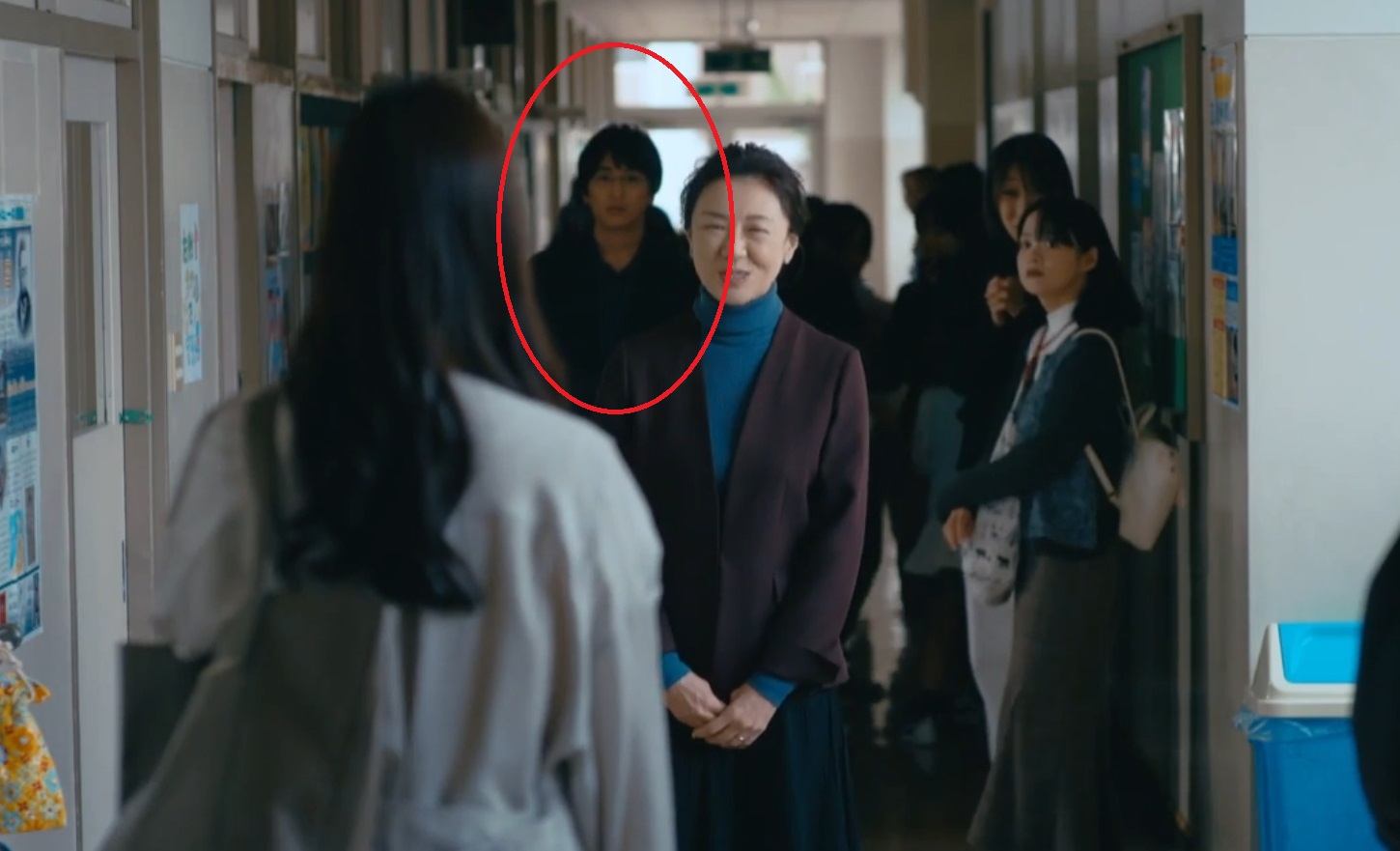 廊下ですれ違う森先生