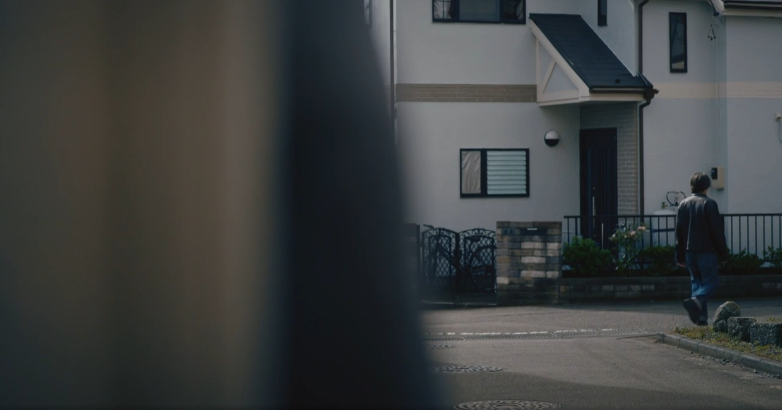 キング達を尾行する人影