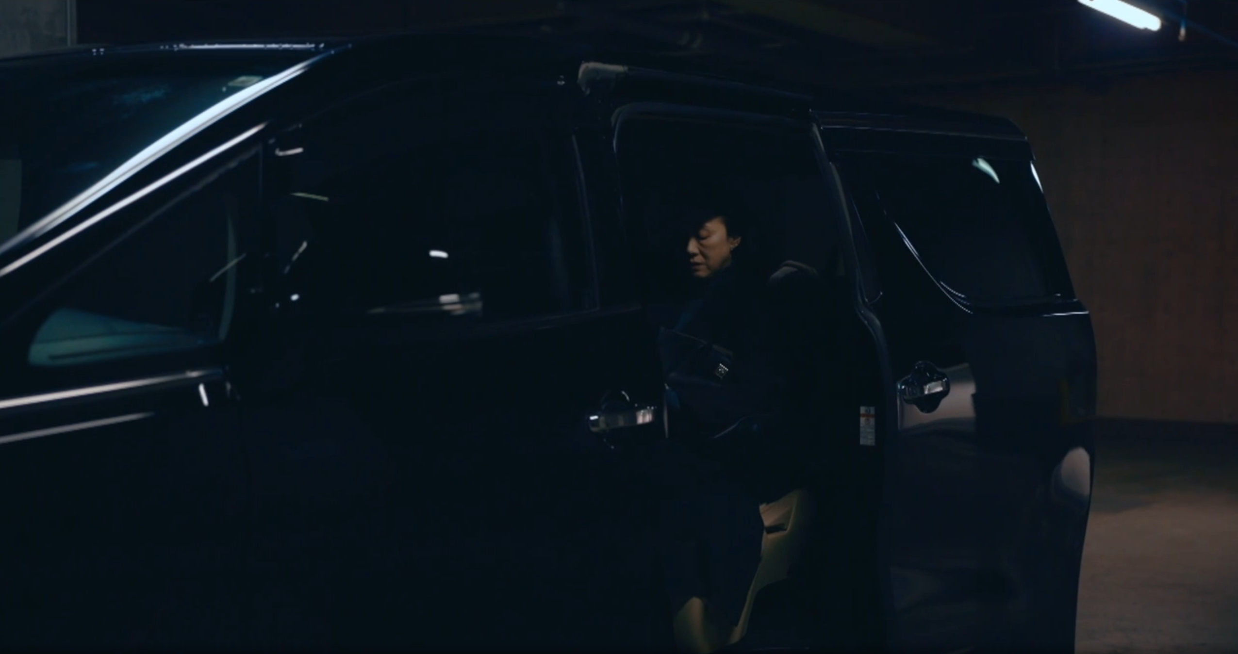 黒幕が運転すると思われるミニバンへ乗車する大谷先生