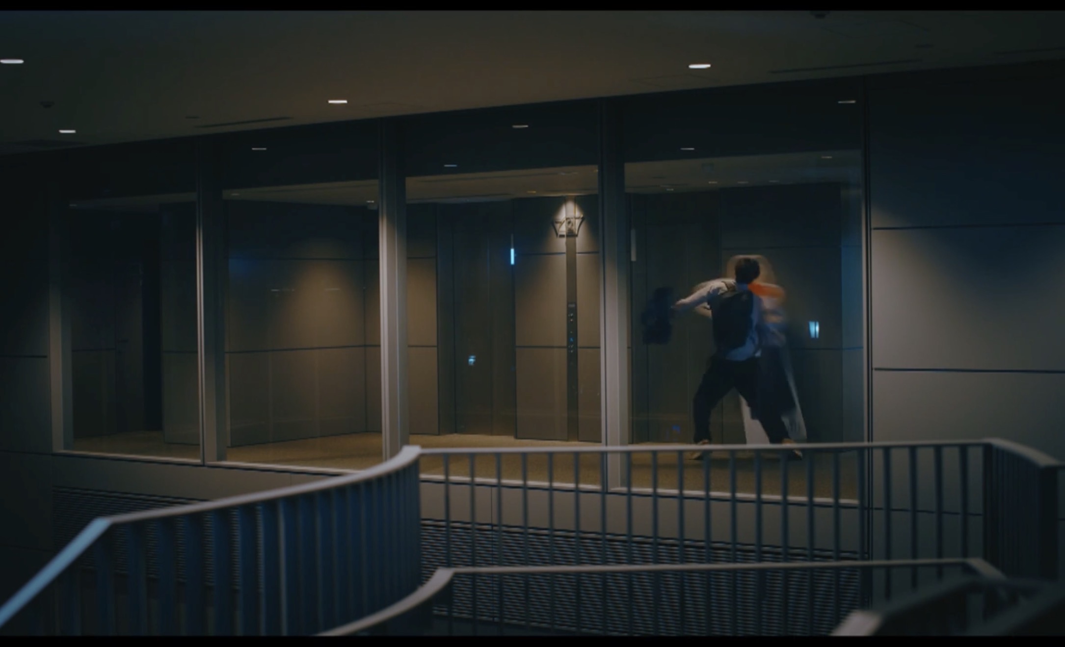 等身大パネルに八つ当たりする松井健