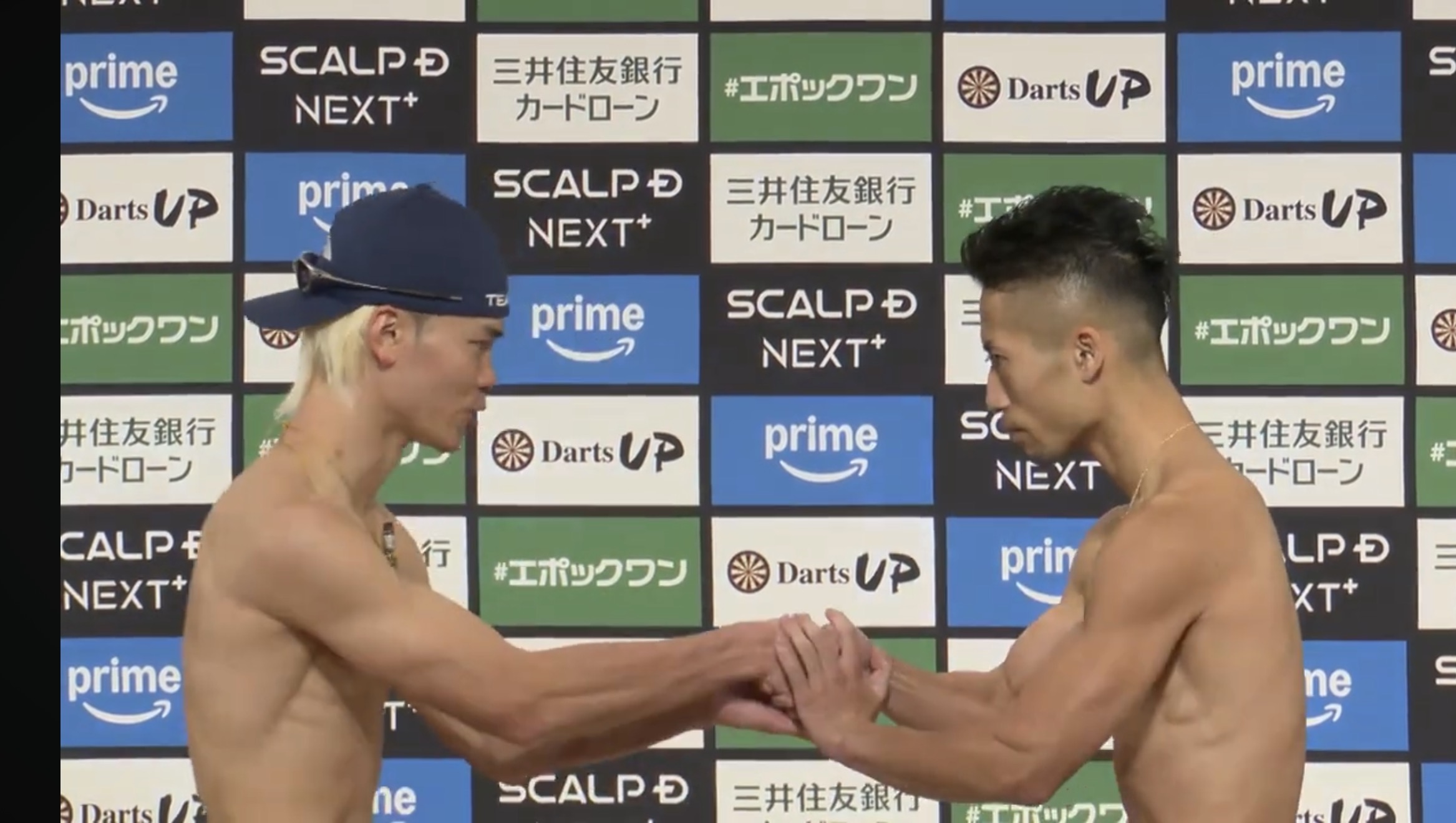 固い握手を交わす那須川天心と井上拓真