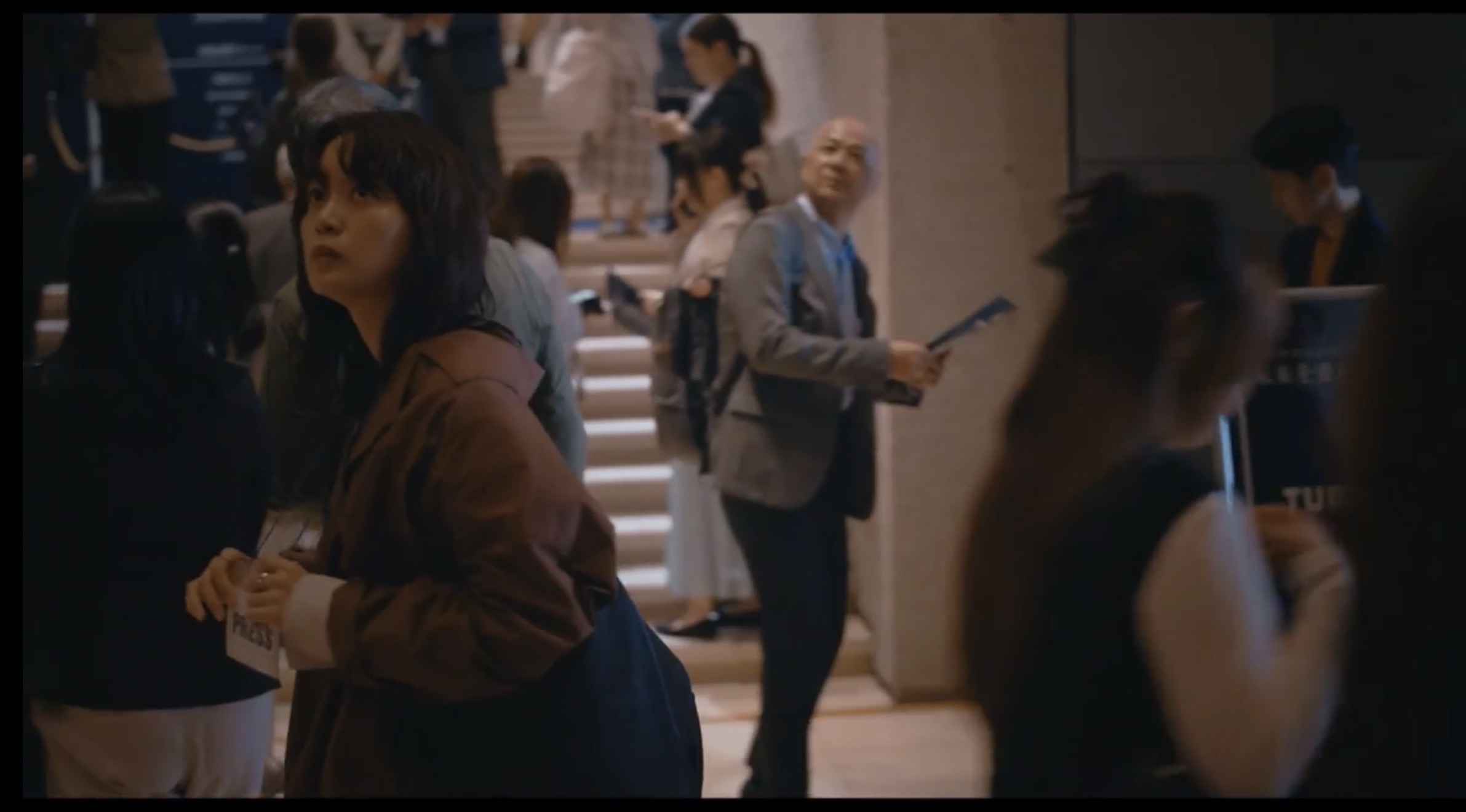 後にターボーの囲み取材をする場所の上階を気にする東雲晴香2