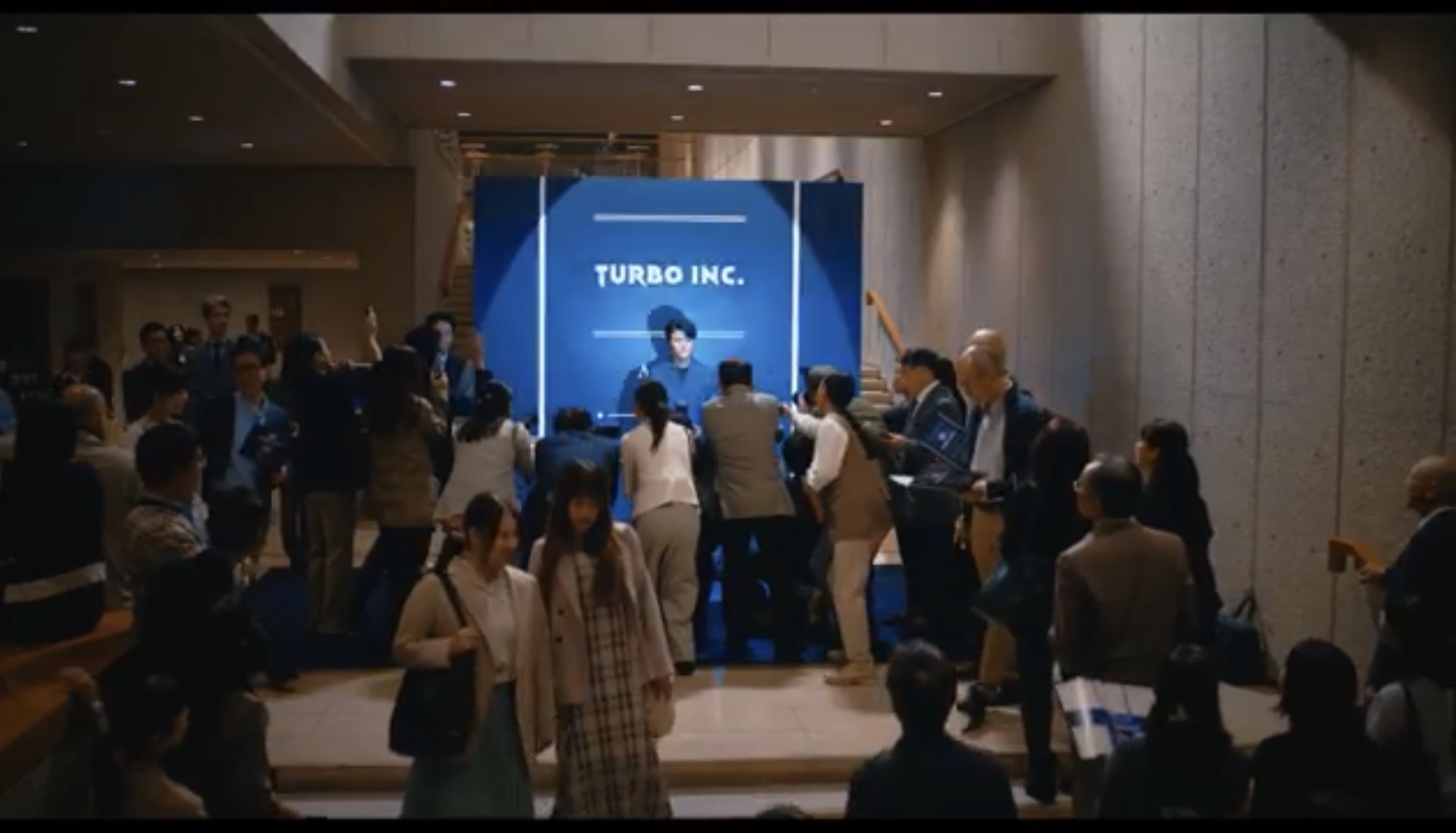 囲み取材を受けるターボー