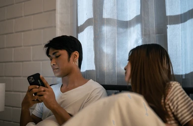 こそこそスマホを見る彼氏