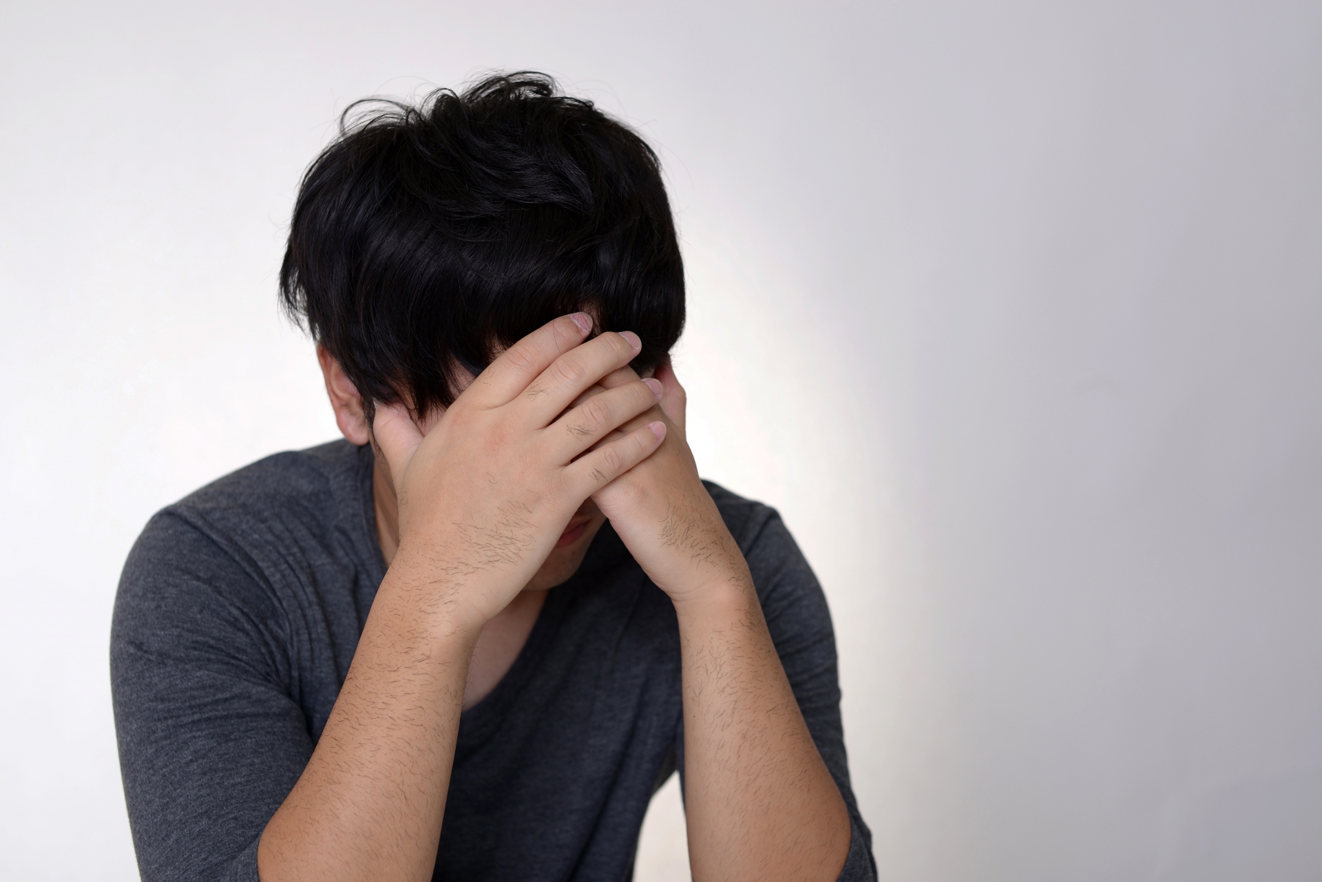 配偶者の不倫に悩む女性