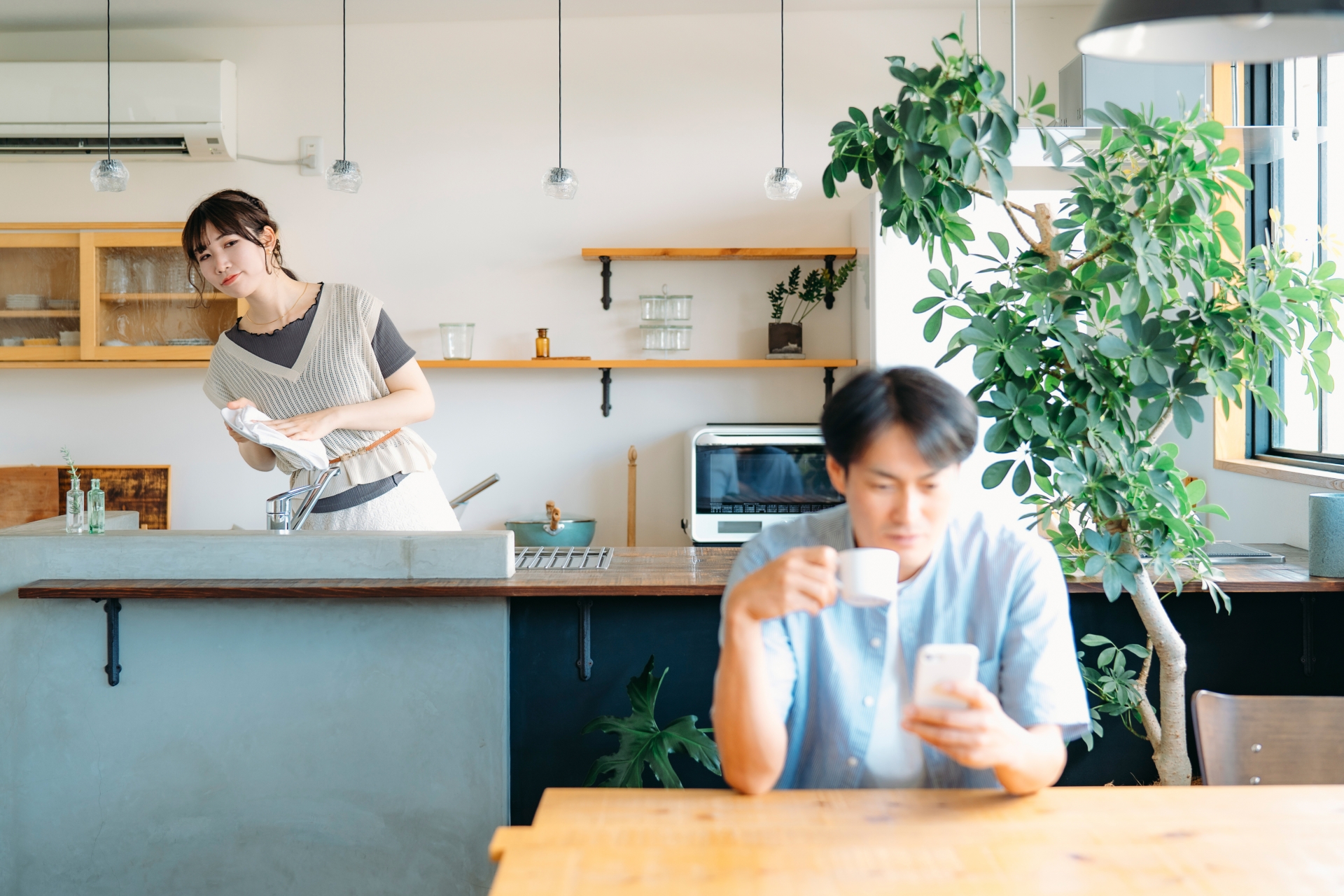 すれ違いに悩む夫婦のイメージ