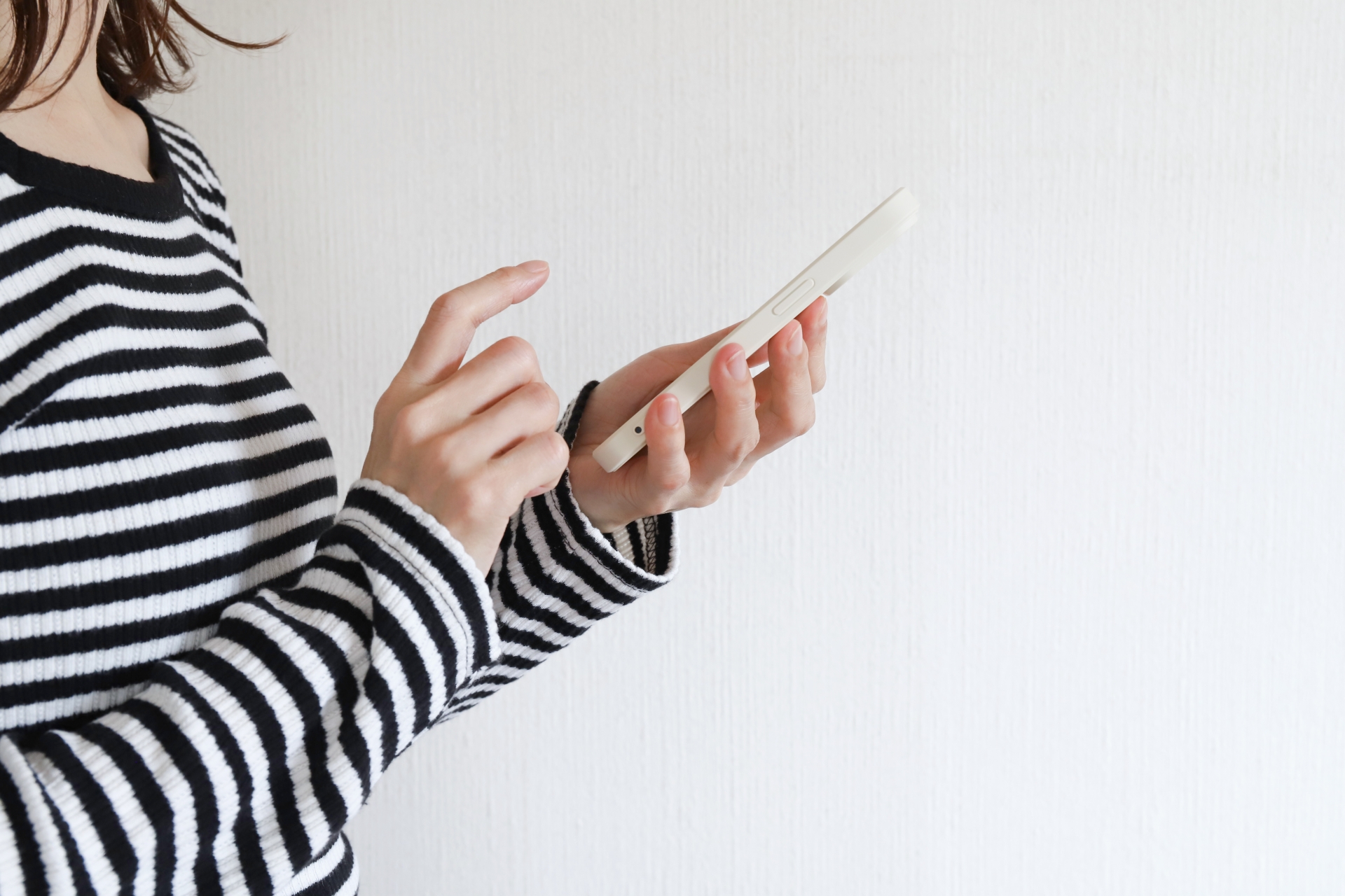 LINEで連絡を取り合う夫婦