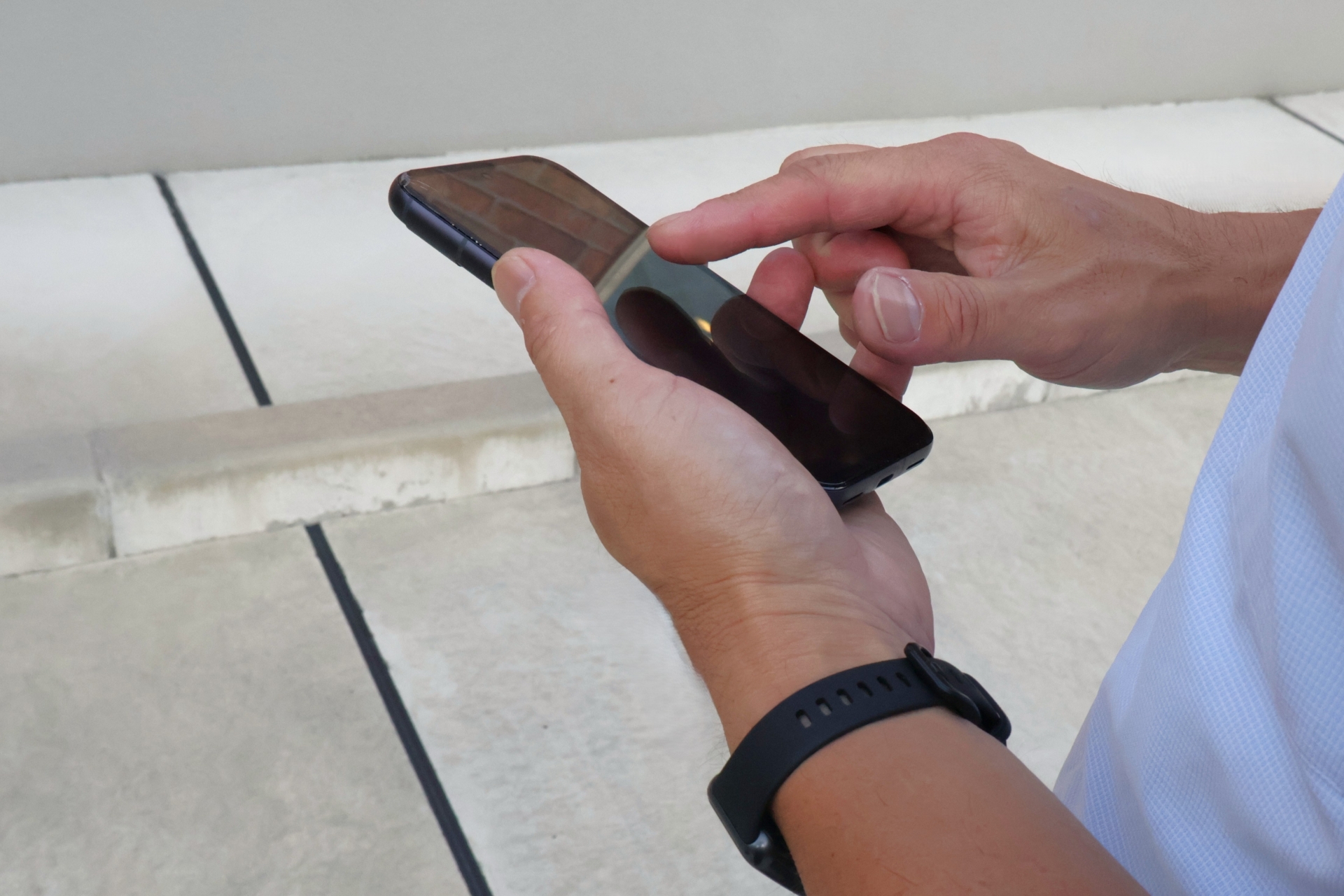 スマホでやり取りする夫婦