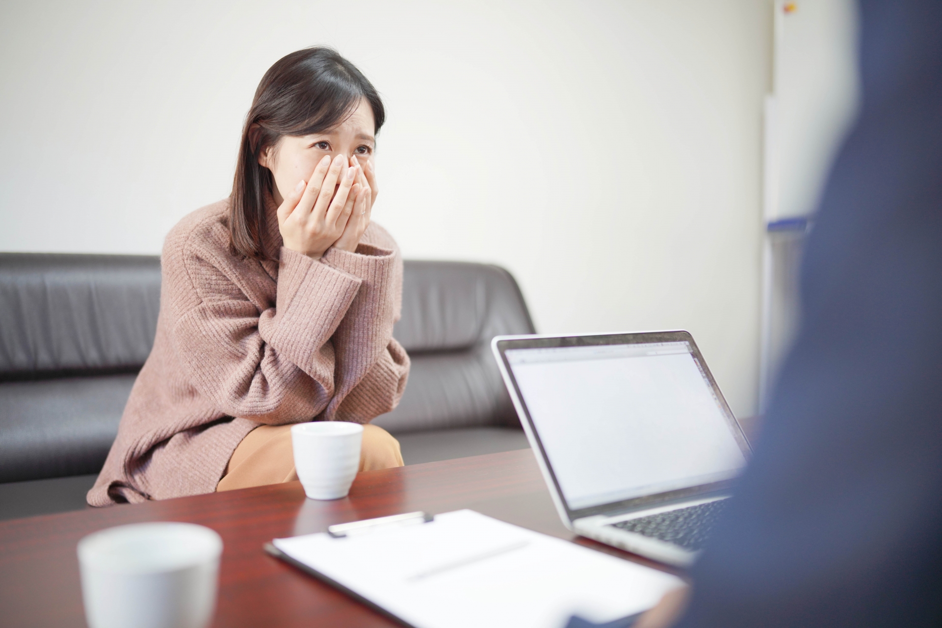 探偵に相談する女性
