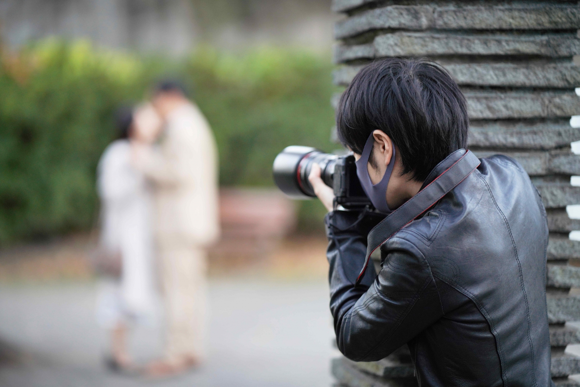 浮気調査を行う探偵