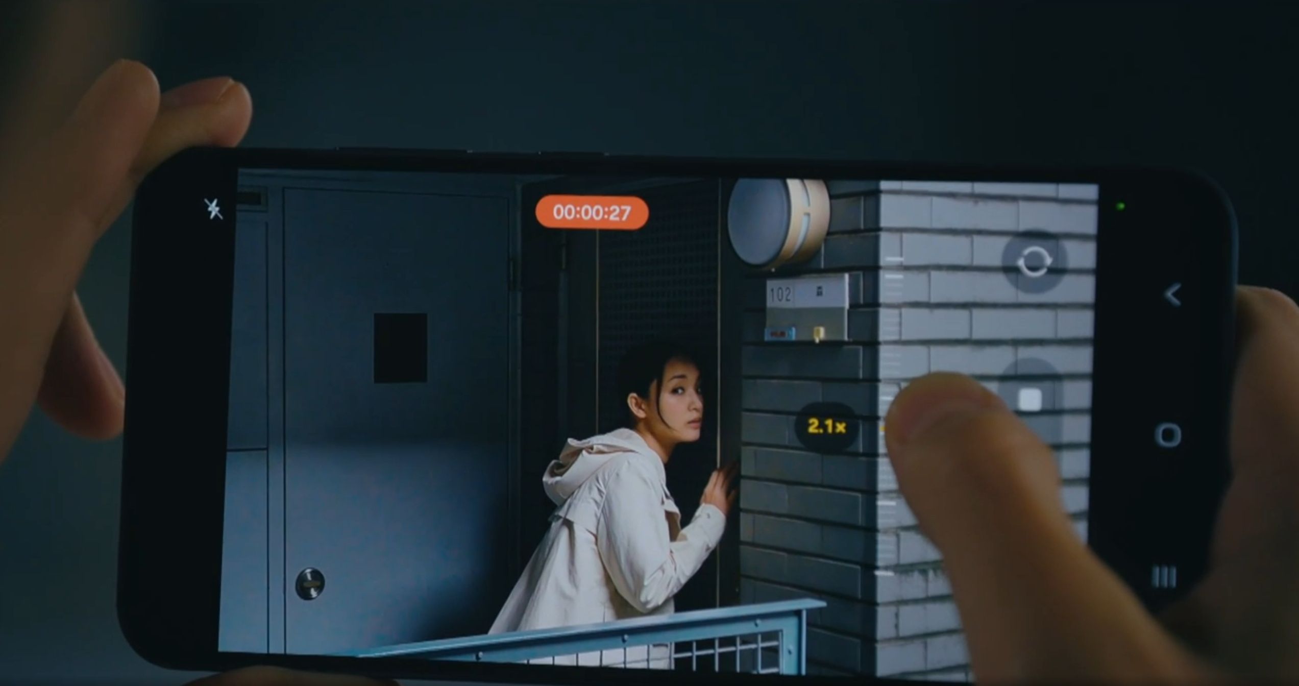 ゆっきーが森の家を訪れているスマホ撮影シーン