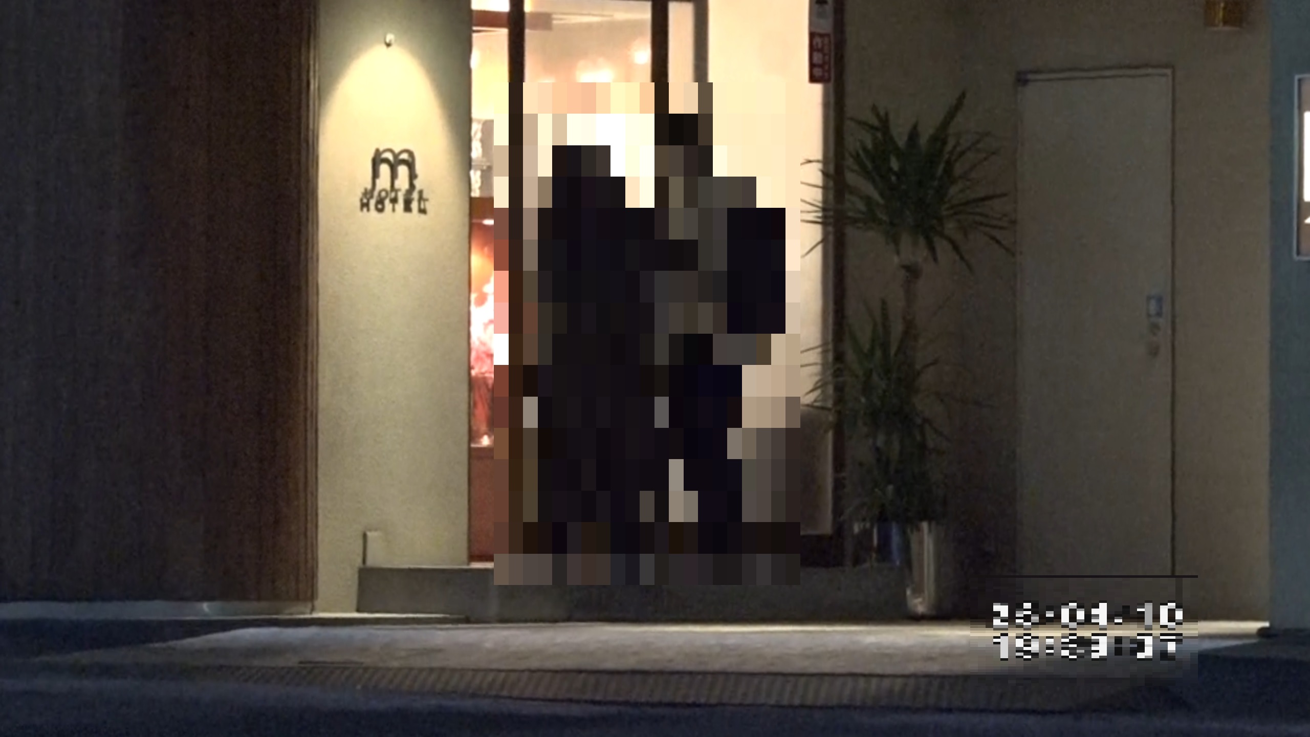 ラブホテルに出入りする浮気現場の写真