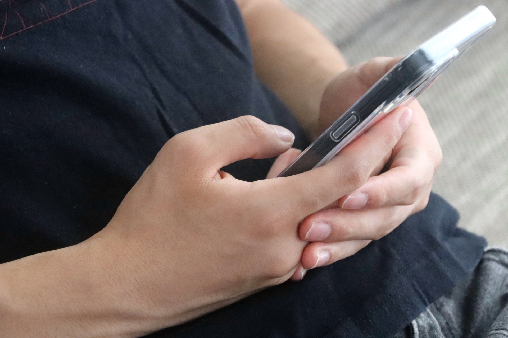 探偵社に相談しようとする男性